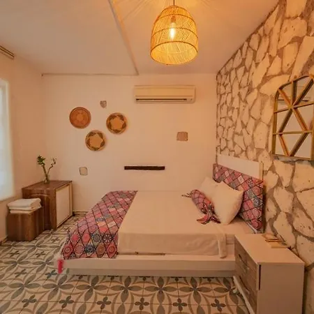 Mor Salkım Konağı Alaçatı