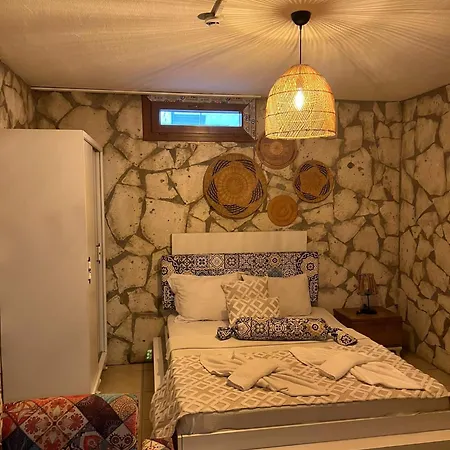 Mor Salkım Konağı *